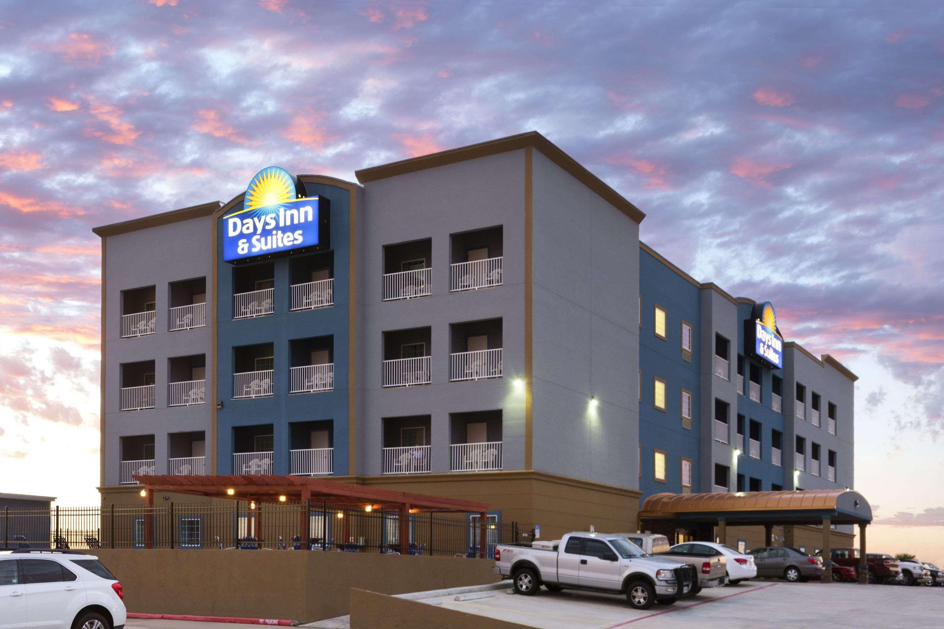 Days Inn & Suites By Wyndham Galveston West/Seawall Buitenkant foto