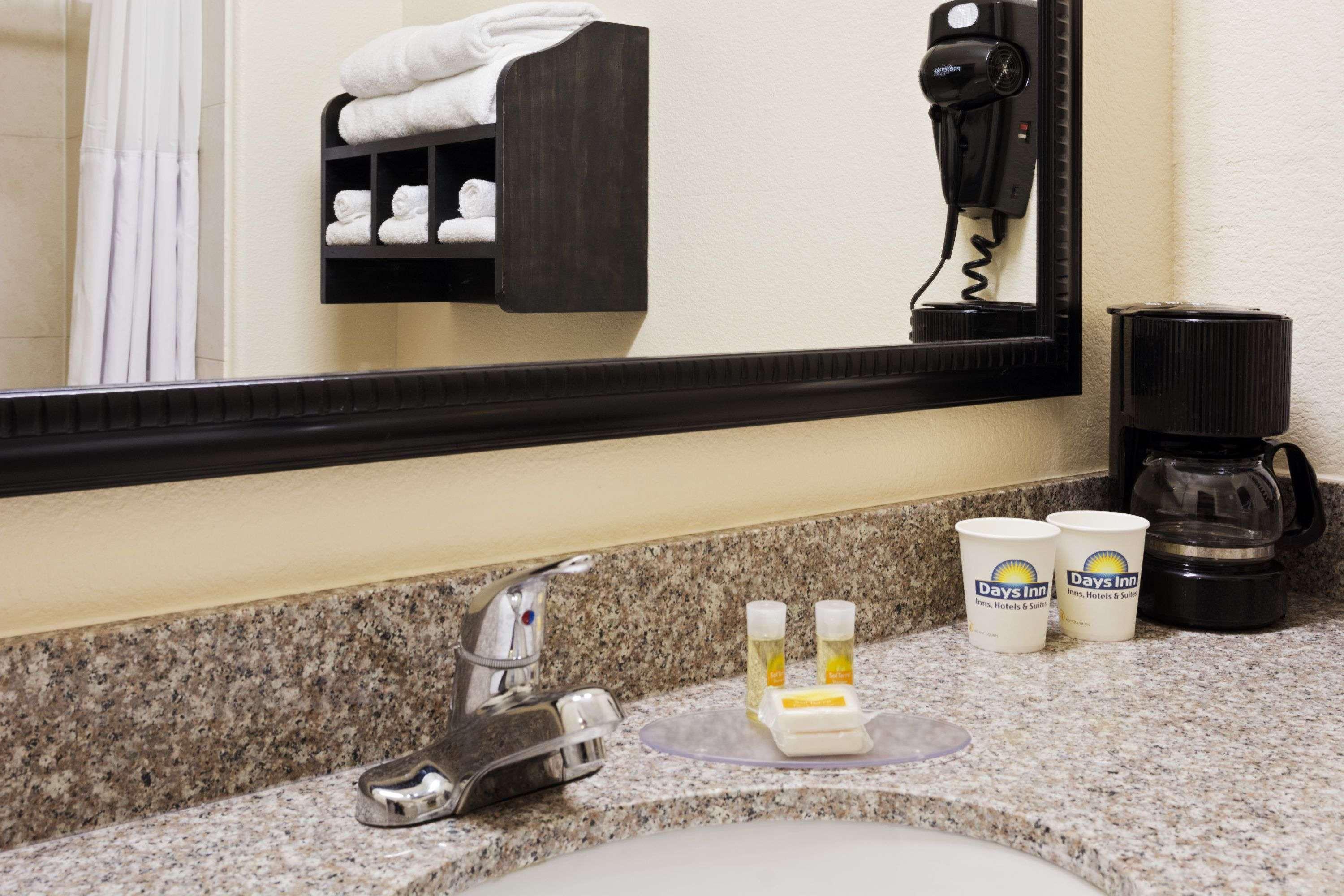 Days Inn & Suites By Wyndham Galveston West/Seawall Buitenkant foto