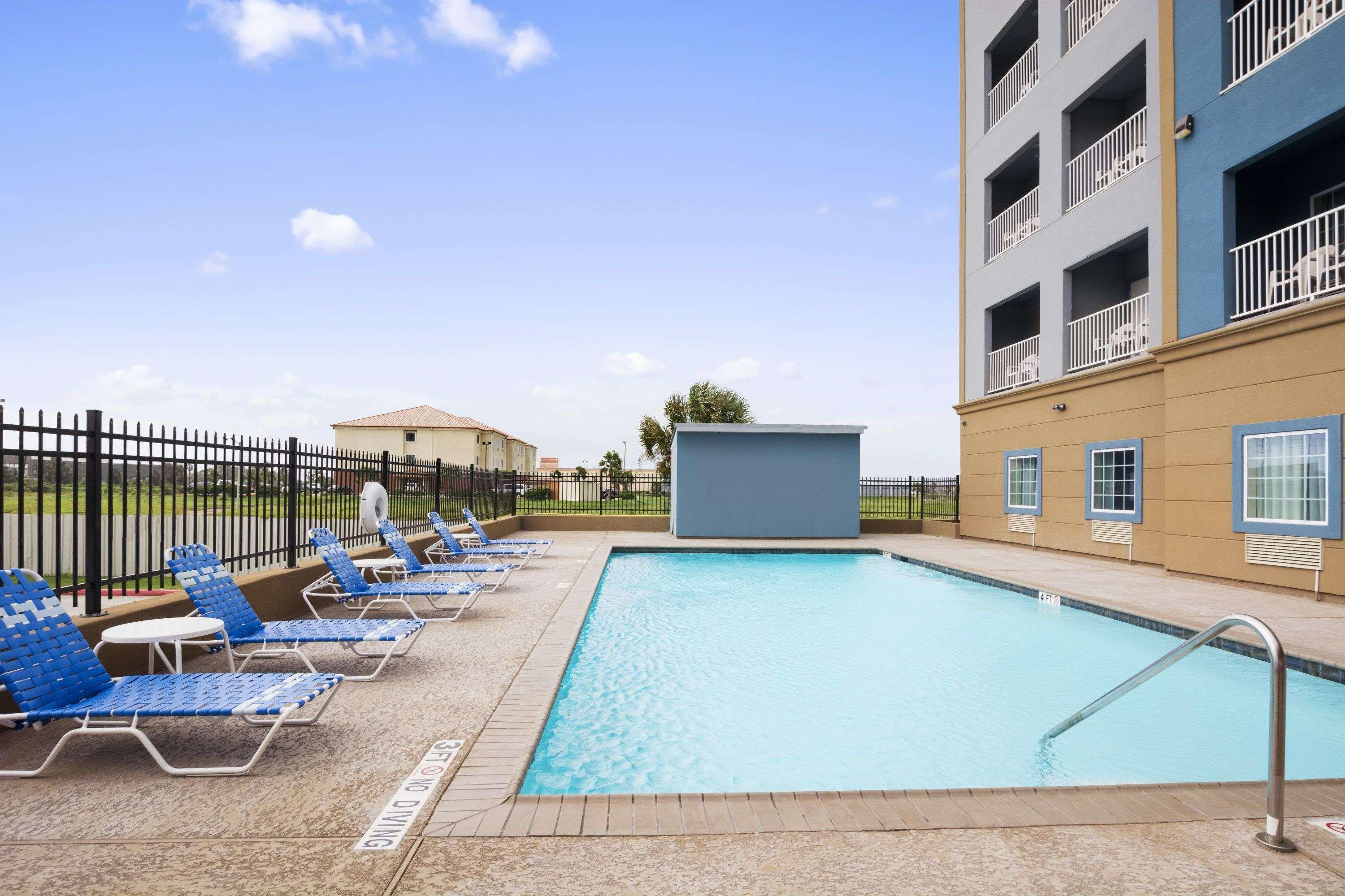 Days Inn & Suites By Wyndham Galveston West/Seawall Buitenkant foto