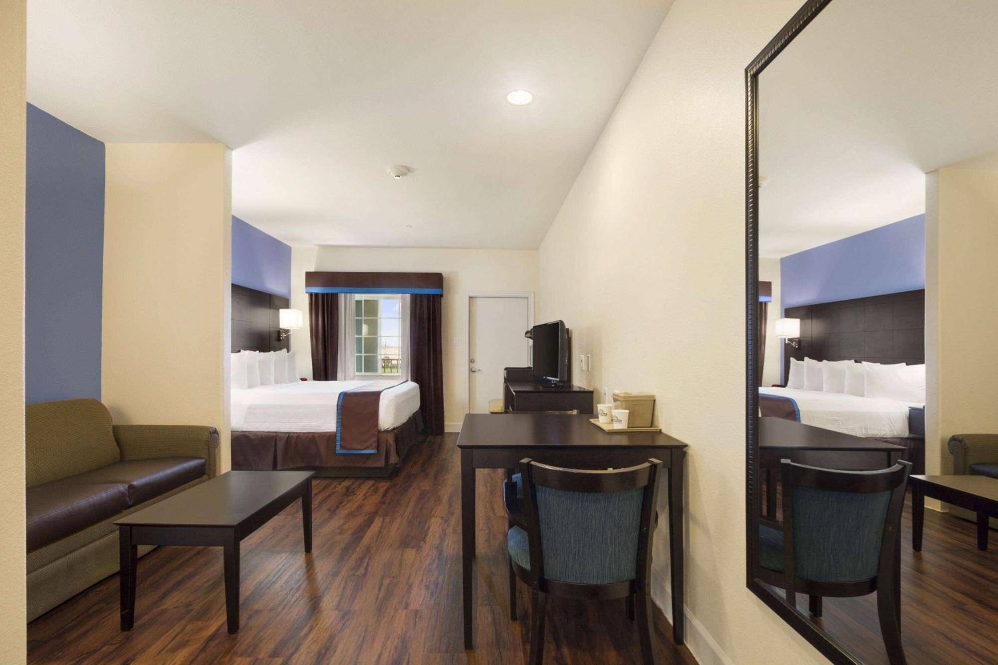 Days Inn & Suites By Wyndham Galveston West/Seawall Buitenkant foto